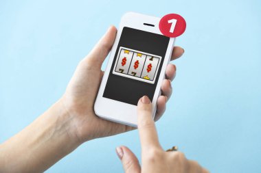 Akıllı telefon kullanan adam 