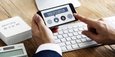 Akıllı telefon kullanan iş adamı