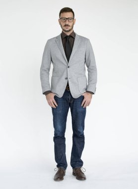 ceketi giyen genç adam