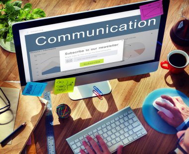 İşyeri masada bilgisayar kullanan adam