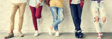 duvara ayakta öğrenciler