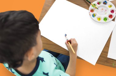 stüdyoda poz çocuk