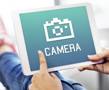 Dijital tablo kullanan kişi