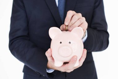 piggy banka para koyarak adam