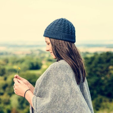 Gülümseyen genç kadın 