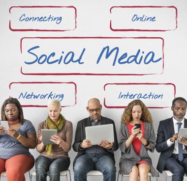 Dijital aygıtlar kullanan insanlar 