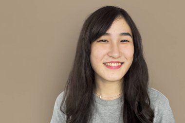 Asyalı kadın stüdyoda poz 