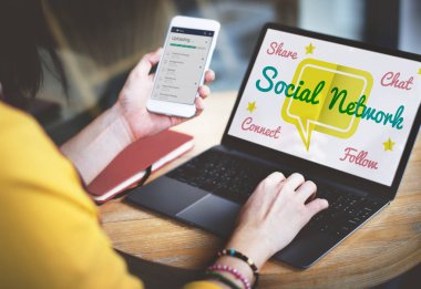 Dizüstü bilgisayar kullanan genç kadın