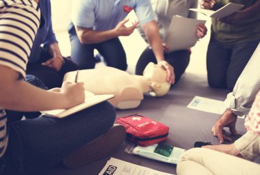 CPR ilk yardım eğitimi öğrenme insanlar 