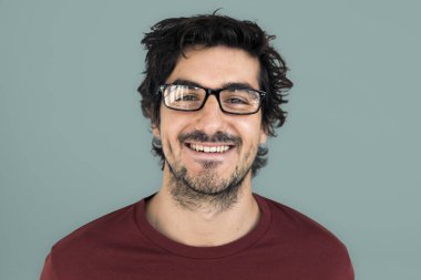 Studio gülümseyen adam