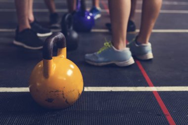 Spor salonunda sarı kettlebell