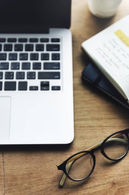 Ofis Masası üstünde laptop