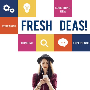 Akıllı telefon kullanan genç bir kadın.