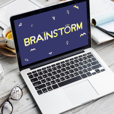 dizüstü bilgisayarda ofis çalışma masası