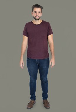 stüdyoda ayakta yakışıklı adam