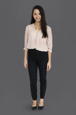 Stüdyoda genç bir kadın 