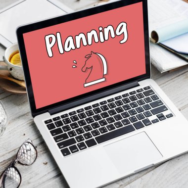 dizüstü bilgisayarda ofis çalışma masası