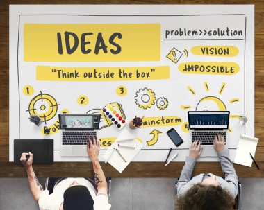 dizüstü bilgisayarlarda çalışan insanlar