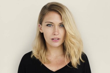 Studio neşeli beyaz kadın