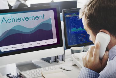 Bilgisayarda çalışan iş adamı