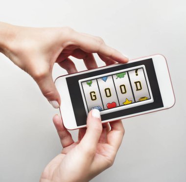 Cep telefonu ellerinde.