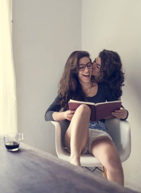 Lezbiyen çift birlikte vakit geçiriyor.