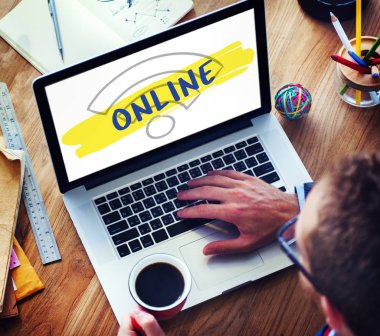 dizüstü bilgisayar kullanarak ve kahve içme adam 