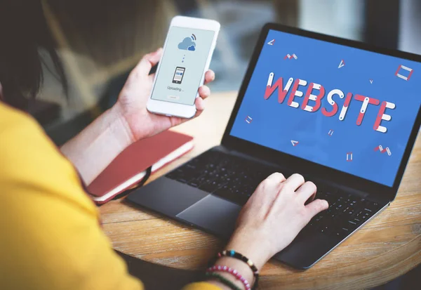 Jonge vrouw met laptop — Stockfoto