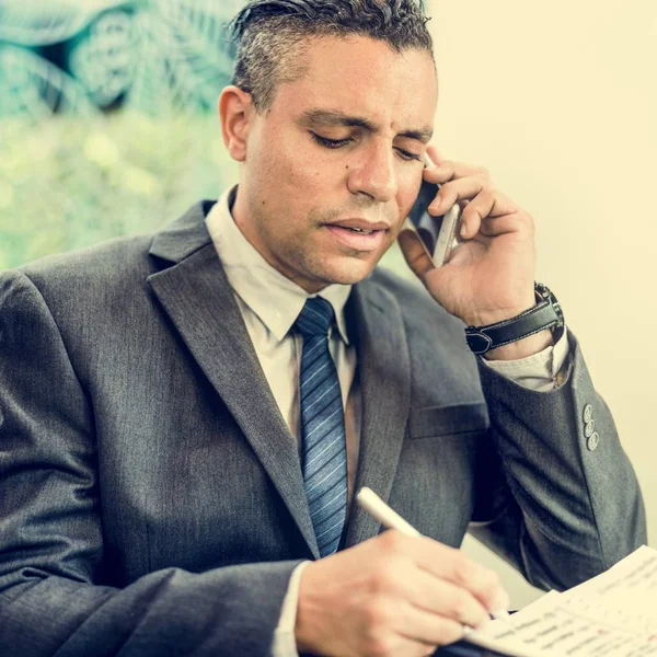 Homme d'affaires écrit dans un carnet — Photo