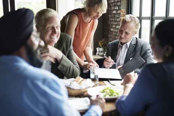 Geschäftstreffen im Restaurant — Stockfoto