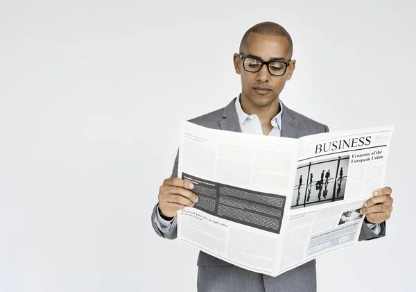 Empresario leyendo periódico — Foto de Stock