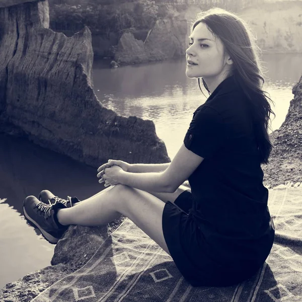 바위에 앉아 여자 여행자 — 스톡 사진