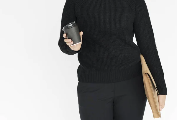 Žena držící golder a šálek kávy — Stock fotografie