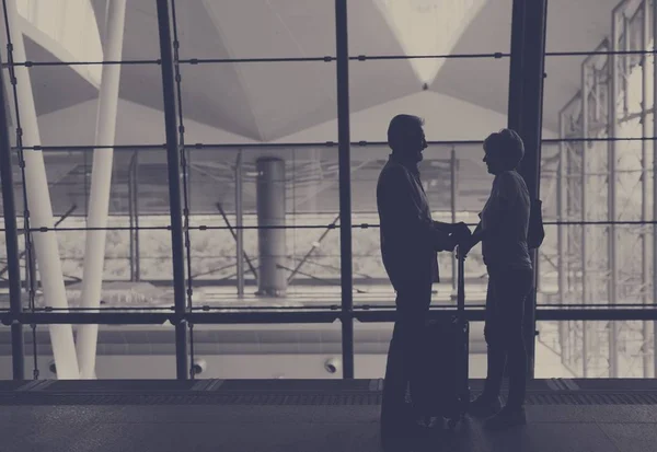 Touristen älteres Ehepaar im Flughafen — Stockfoto