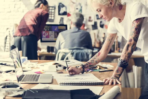 Diseñadores de moda que trabajan en Showroom — Foto de Stock