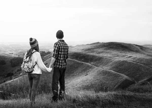 Jeune couple en montagne — Photo