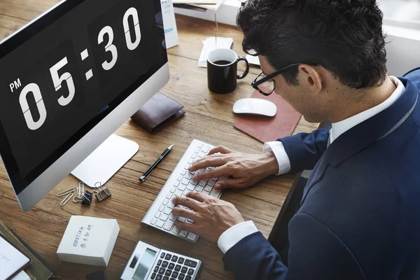 Homem de negócios que trabalha com computador — Fotografia de Stock