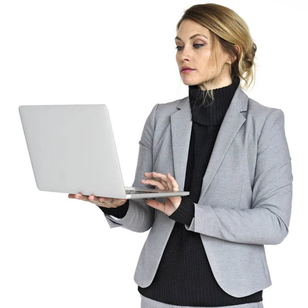 Businesswoman pomocí notebooku — Stock fotografie
