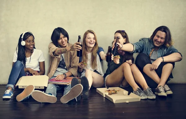 Tizenévesek szórakozni együtt — Stock Fotó