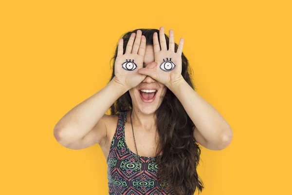 Kobieta z rysunek oczy na rękach — Zdjęcie stockowe