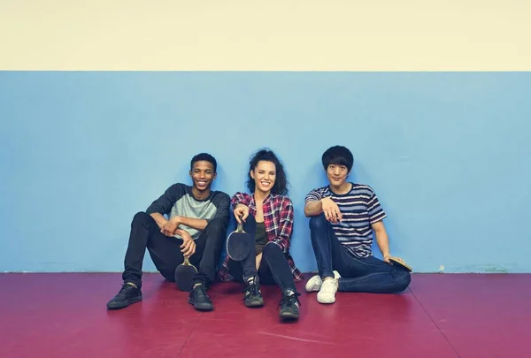 Diversiteit vrienden met Ping Pong rackets — Stockfoto