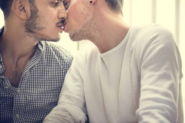 Gay casal beijos — Fotografia de Stock