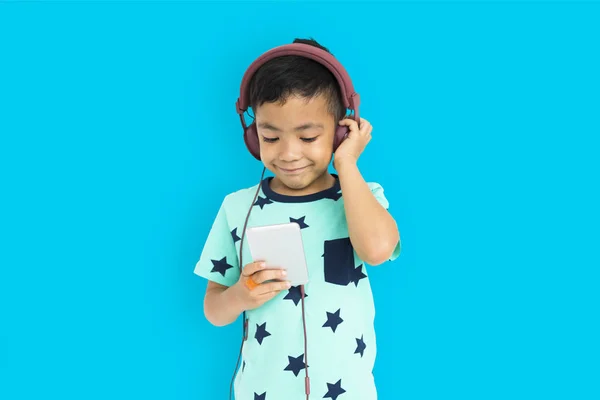 Pojke lyssnar musik i hörlurar — Stockfoto
