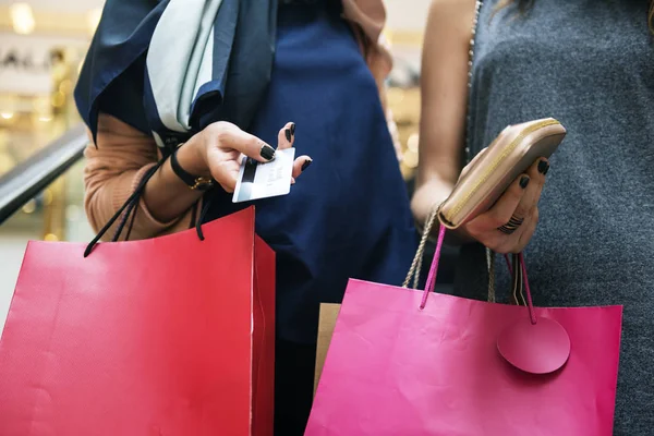 Mensen met shopping tassen — Stockfoto