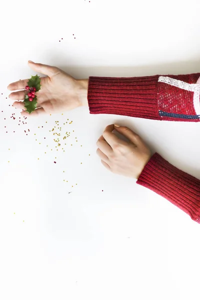 Mulher segurando decoração de Natal — Fotografia de Stock