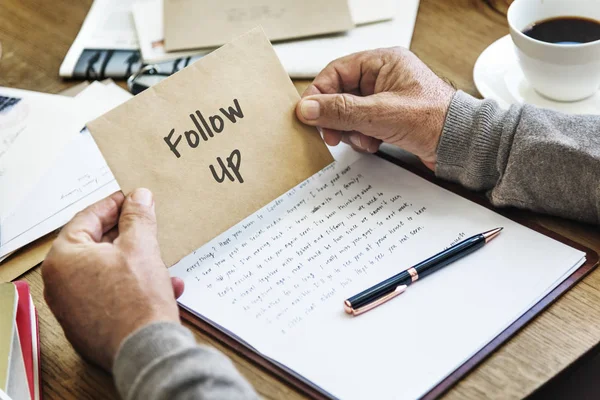 Homem segurando envelope — Fotografia de Stock