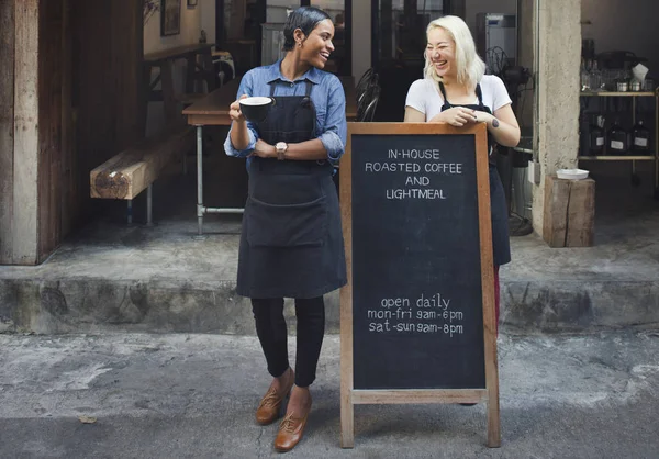Mujeres baristas en la cafetería —  Fotos de Stock
