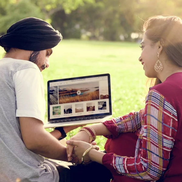 Mensen koelen in park — Stockfoto