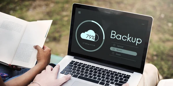 Öğrenciler dizüstü bilgisayar tarama