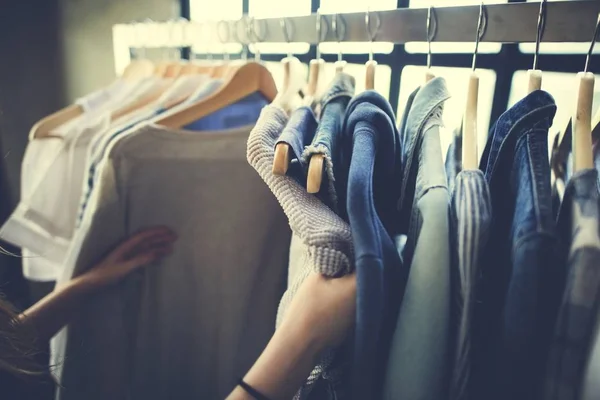Магазин моды с одеждой — стоковое фото